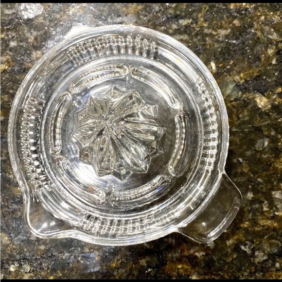 Crystal clear Glass lemon Squeezer, citrus
Juicer, extractor manual hand - Picture 4 of 9